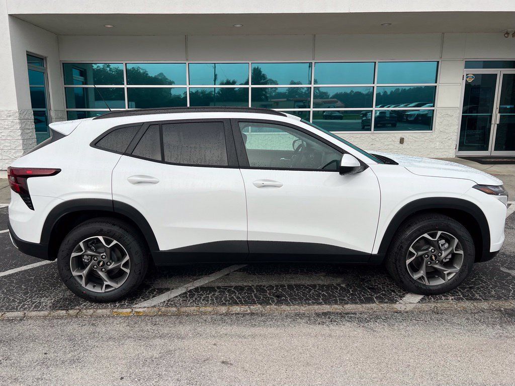 New 2026 Chevrolet Trax LT w/ Driver Confidence Package FWD image 3