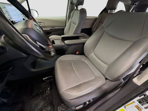 Used 2024 Toyota Sienna XLE w/ XLE Plus Package image 11