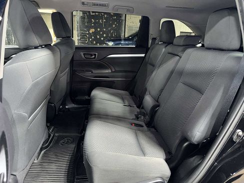 Used 2019 Toyota Highlander LE AWD/4WD image 17