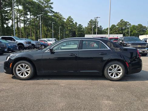 Used 2023 Chrysler 300 Touring RWD image 6