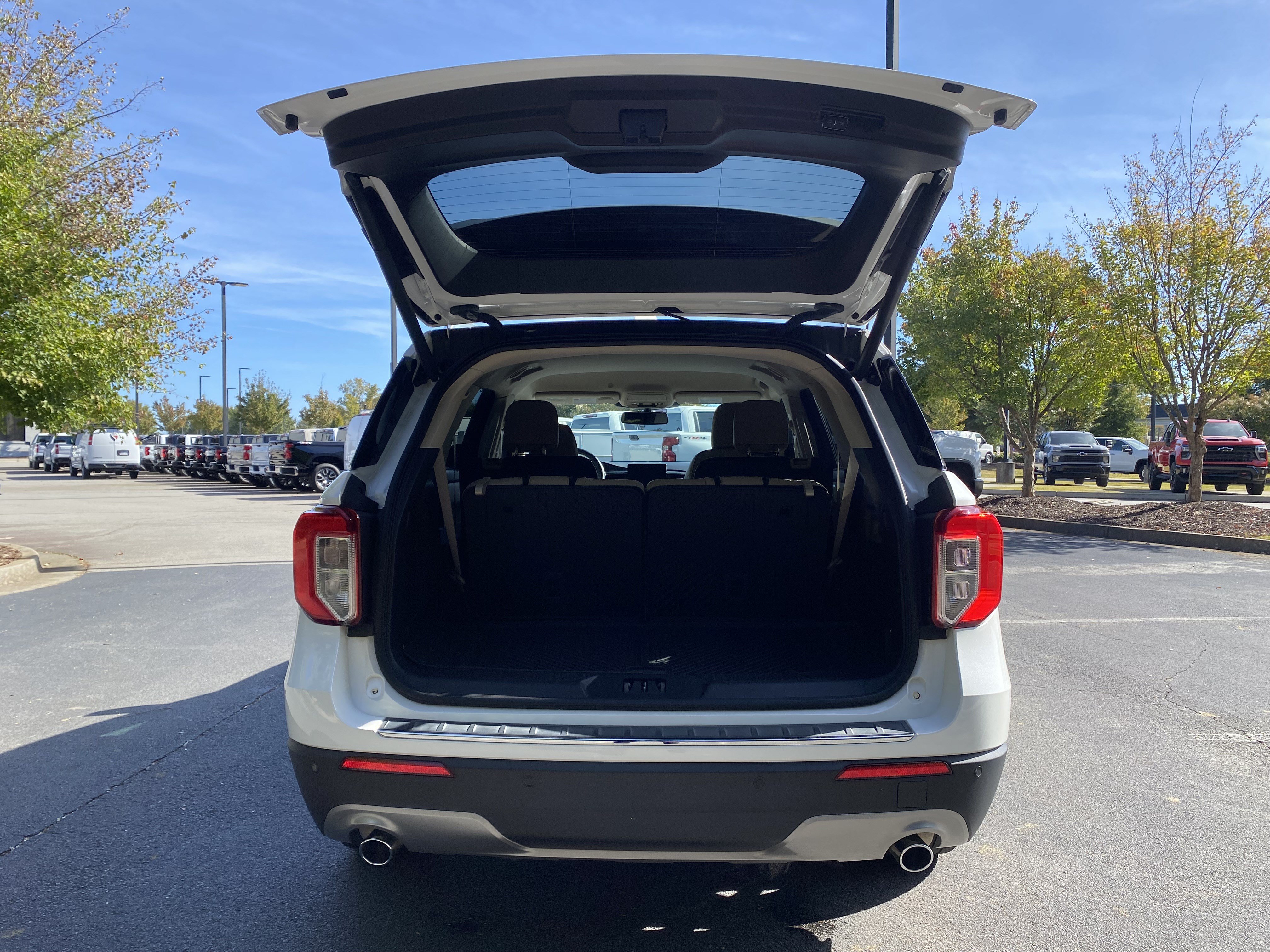 Used 2022 Ford Explorer Limited w/ Equipment Group 301A RWD image 11