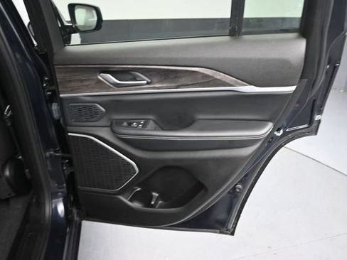 Used 2023 Jeep Grand Cherokee Limited w/ Black Appearance Package AWD/4WD image 28