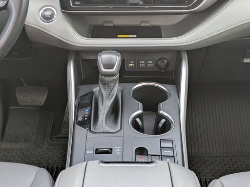 Used 2023 Toyota Highlander XLE image 18