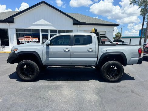Used 2018 Toyota Tacoma TRD Sport RWD image 2