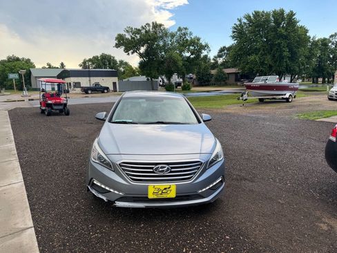 Used 2015 Hyundai Sonata SE w/ Option Group 09 FWD image 3