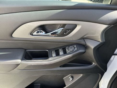 Used 2023 Chevrolet Traverse LT image 40