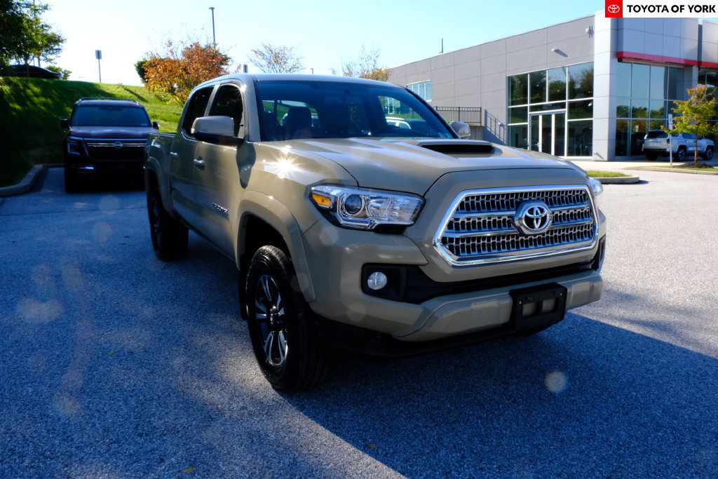 Used 2016 Toyota Tacoma TRD Sport w/ Premium & Technology Package AWD/4WD image 1