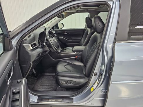 Used 2023 Toyota Highlander XLE image 2