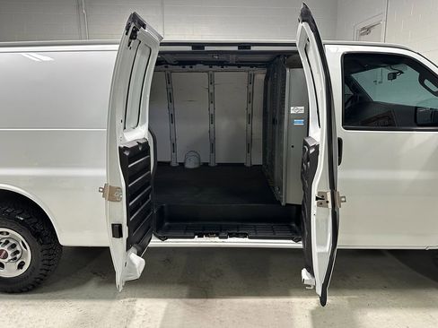 Used 2020 GMC Savana 2500 Extended w/ Enhanced Convenience Package RWD image 11