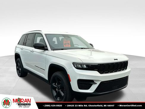 Used 2023 Jeep Grand Cherokee Altitude AWD/4WD image 7