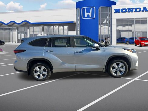 Used 2024 Toyota Highlander LE AWD/4WD image 19