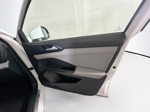 Used 2022 Volkswagen Taos SE w/ Panoramic Sunroof Package FWD image 31
