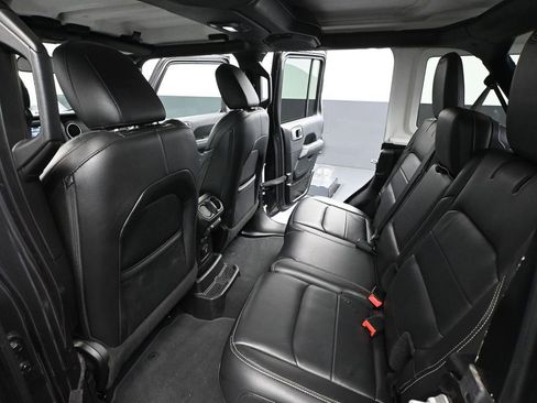 Used 2018 Jeep Wrangler Unlimited Sahara image 38