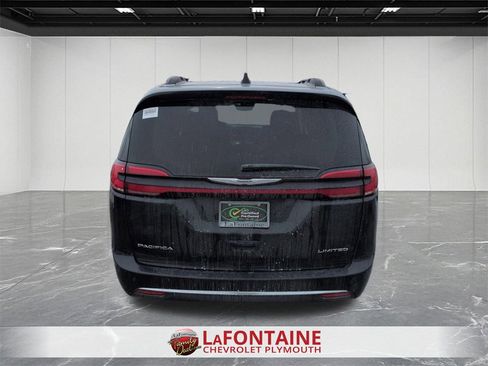 Used 2023 Chrysler Pacifica Limited image 7
