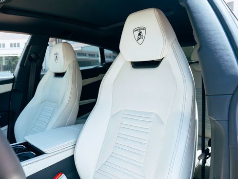 Used 2025 Lamborghini Urus SE AWD/4WD image 21