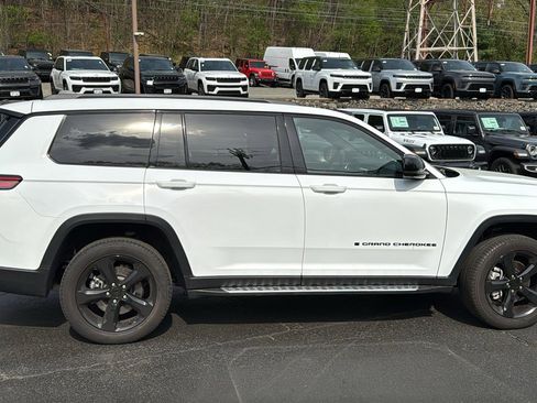 Certified 2025 Jeep Grand Cherokee L Limited w/ Luxury Tech Group II AWD/4WD image 9