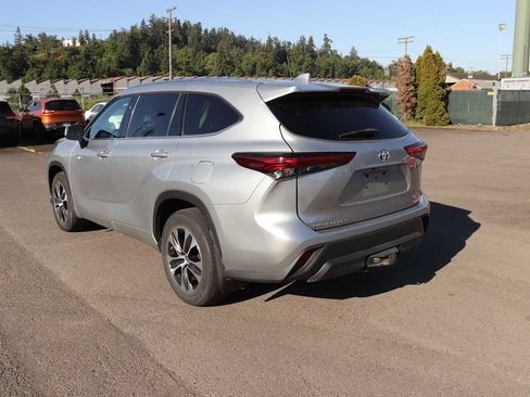 Used 2021 Toyota Highlander XLE AWD/4WD image 7