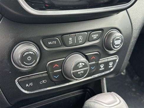 Used 2020 Jeep Cherokee Limited image 5