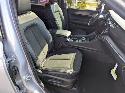 New 2025 Jeep Grand Cherokee L Altitude AWD/4WD image 41