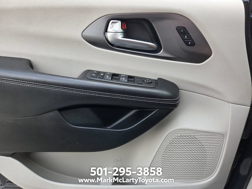 Used 2022 Chrysler Pacifica Touring-L FWD image 24