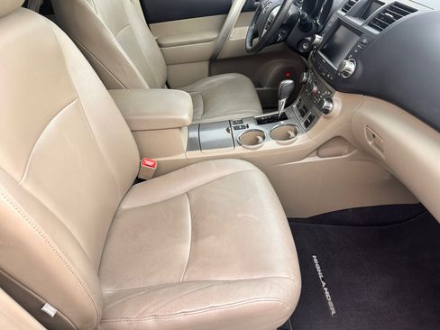 Used 2011 Toyota Highlander SE w/ Tow Pkg image 10