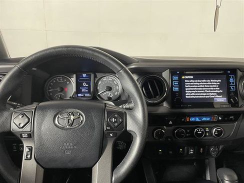 Used 2017 Toyota Tacoma TRD Off-Road w/ Premium & Technology Package AWD/4WD image 16
