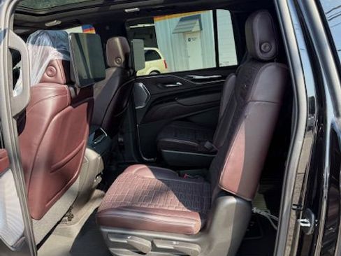 Used 2022 Cadillac Escalade ESV Sport Platinum w/ LPO, ONYX Package image 17