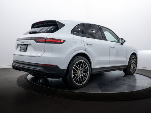 Certified 2023 Porsche Cayenne Platinum Edition image 7