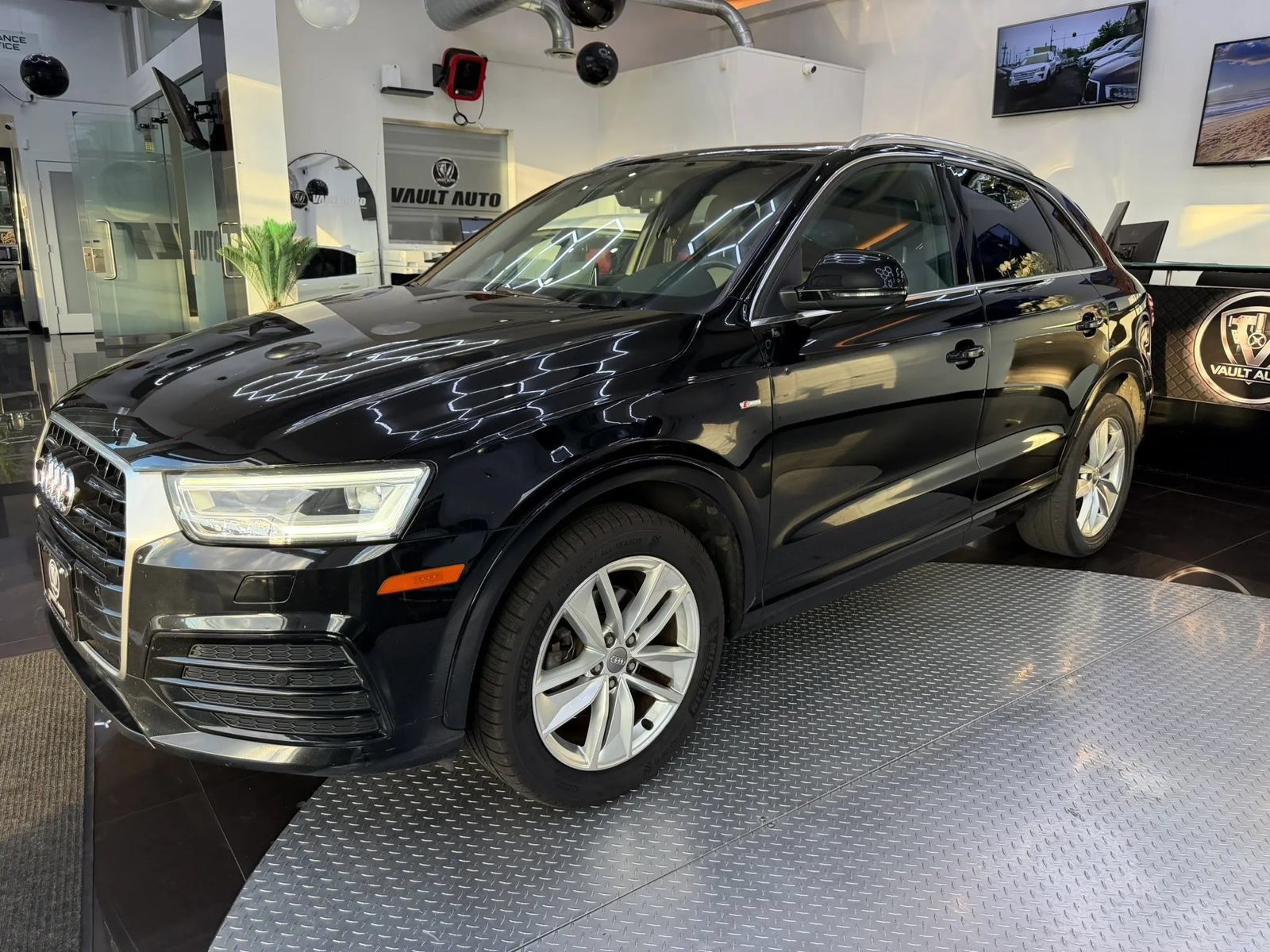Used 2018 Audi Q3 2.0T Premium Plus w/ Premium Plus Package AWD/4WD image 2