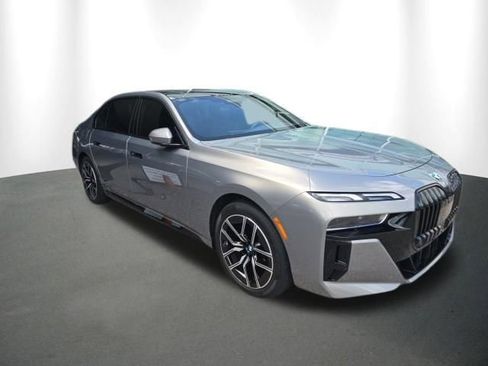 Used 2023 BMW 740i w/ Parking Assistance Package RWD image 8