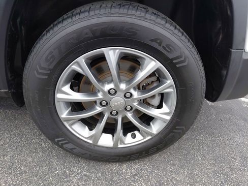 Used 2019 Jeep Cherokee Latitude Plus w/ Comfort/Convenience Group image 15