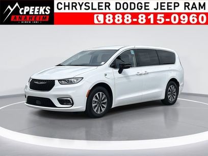 New 2024 Chrysler Pacifica Select