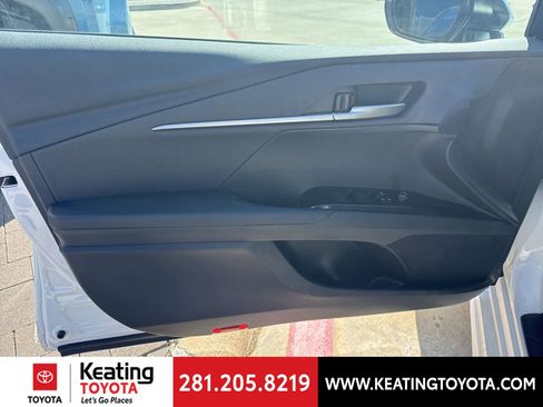 Used 2025 Toyota Camry SE image 9