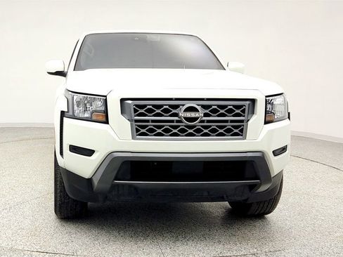 Used 2022 Nissan Frontier SV image 2