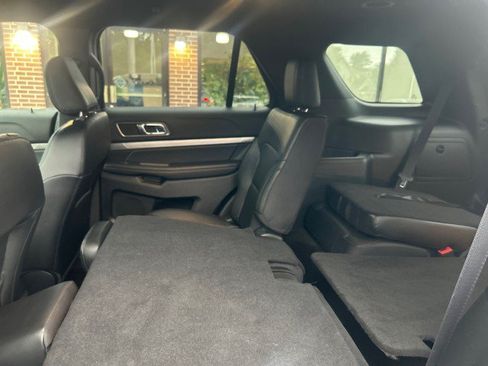 Used 2018 Ford Explorer XLT w/ Equipment Group 202A AWD/4WD image 13