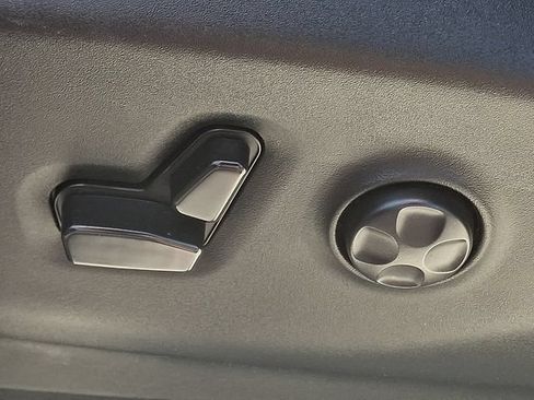 Used 2023 Chrysler Pacifica Touring-L FWD image 27