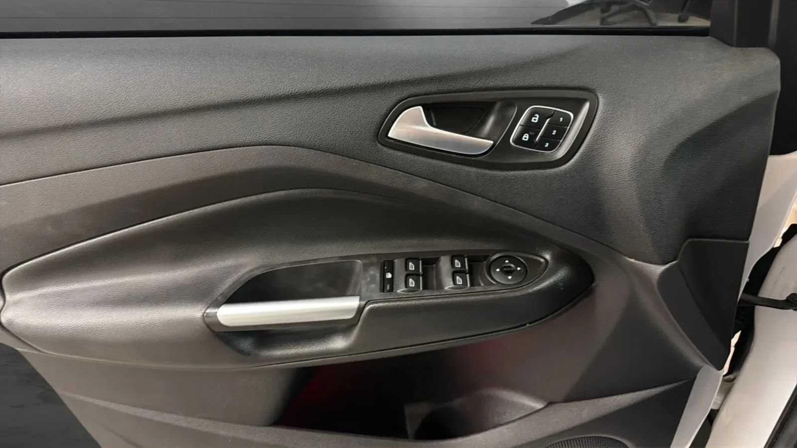 Used 2018 Ford Escape Titanium w/ Ford Safe & Smart Package AWD/4WD image 18