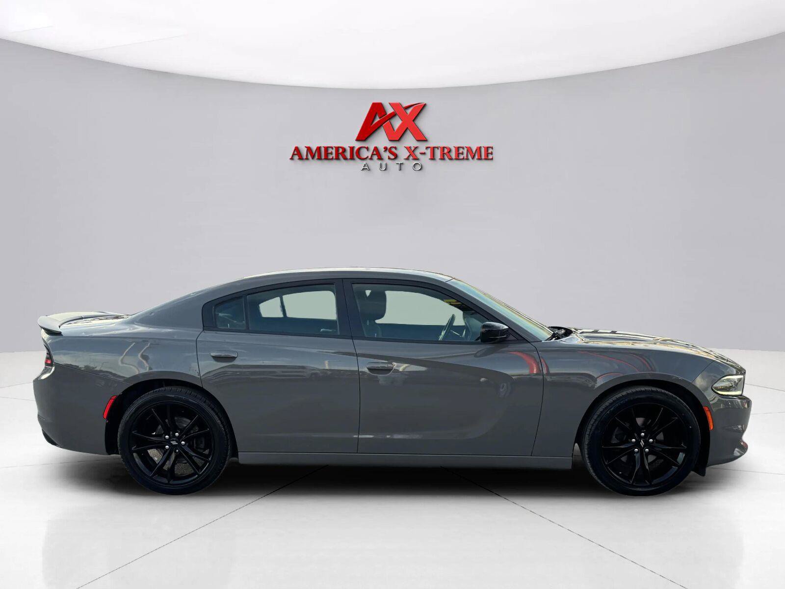 Used 2018 Dodge Charger SXT w/ Blacktop Package RWD image 7