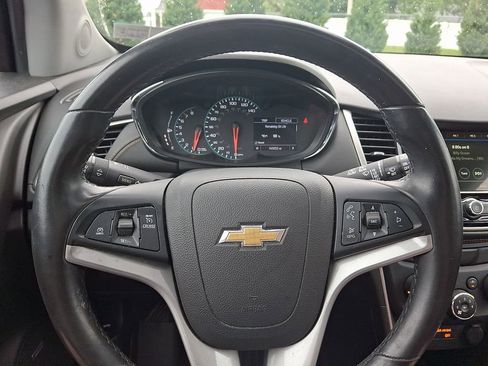 Used 2019 Chevrolet Trax LT w/ Sun & Sound Package AWD/4WD image 18