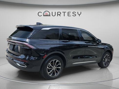 Used 2025 Lincoln Nautilus Premier AWD/4WD image 5