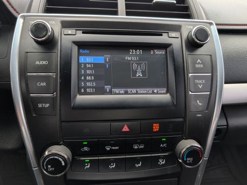 Used 2015 Toyota Camry SE image 19