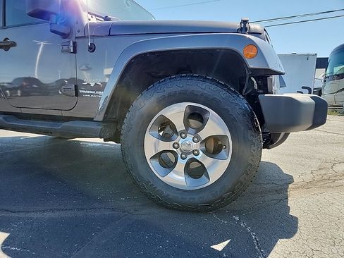 Used 2018 Jeep Wrangler Unlimited Sahara w/ Connectivity Group AWD/4WD image 3