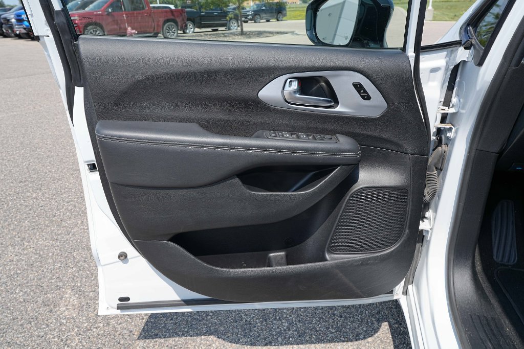 Used 2025 Chrysler Pacifica Limited FWD image 26