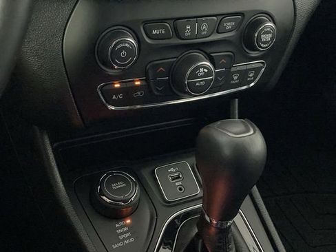 Used 2019 Jeep Cherokee Limited AWD/4WD image 22