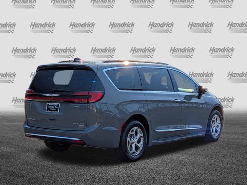 Used 2023 Chrysler Pacifica Limited image 10