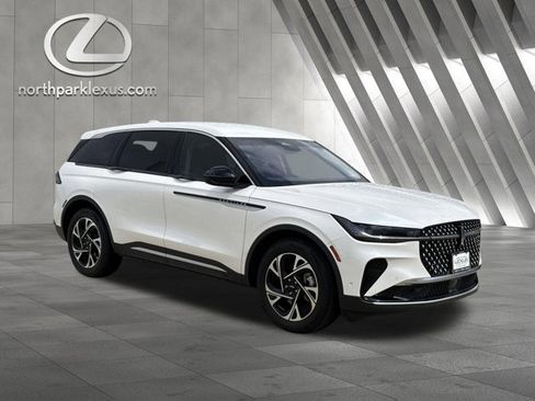 Used 2024 Lincoln Nautilus Premier AWD/4WD image 5