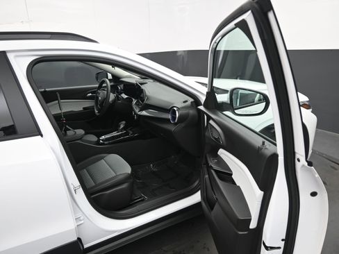 Used 2025 Chevrolet Trax LT FWD image 11