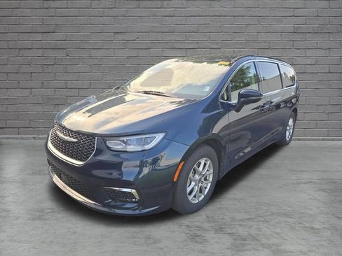 Used 2023 Chrysler Pacifica Touring-L FWD image 2