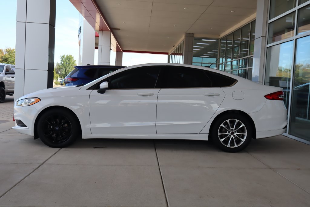 Used 2017 Ford Fusion SE w/ Fusion SE Technology Package FWD image 4