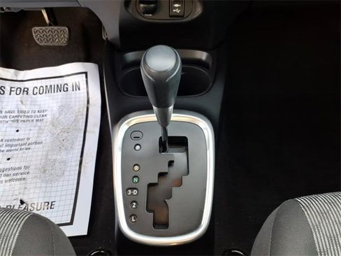 Used 2015 Toyota Yaris L image 11